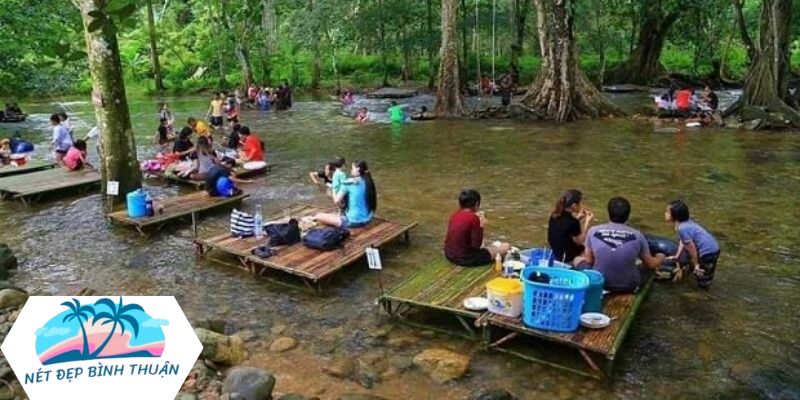 Bên trong khu du lịch sinh thái Thác Bà Tánh Linh