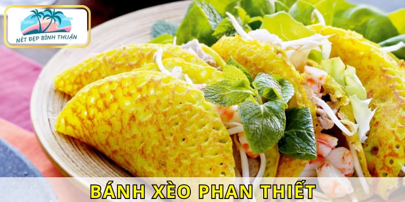  Bánh xèo giòn tan, nhân tôm thịt phong phú, ăn kèm rau sống