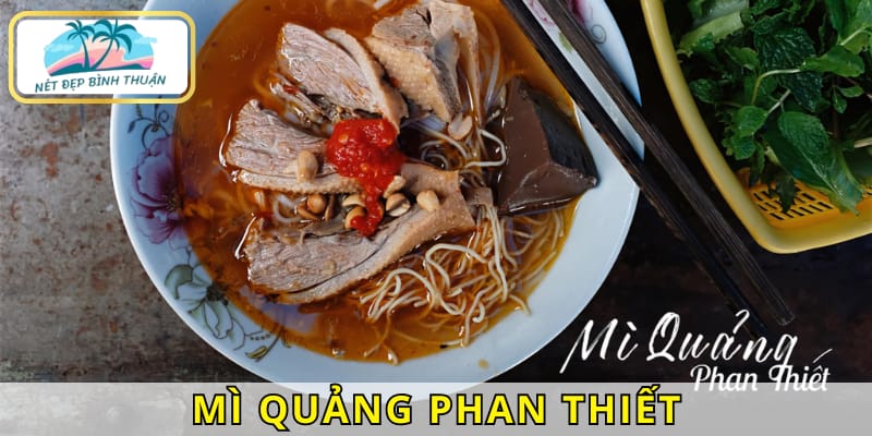 Mì Quảng với sợi mì mềm mịn, nước dùng thơm ngon