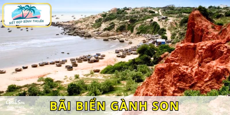 Bãi biển Gành Son với vách đá đỏ kỳ vĩ tạo nên khung cảnh đẹp mê đắm.