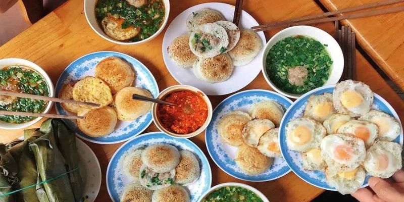 Bánh căn Lagi thường ăn kèm với cá nục kho