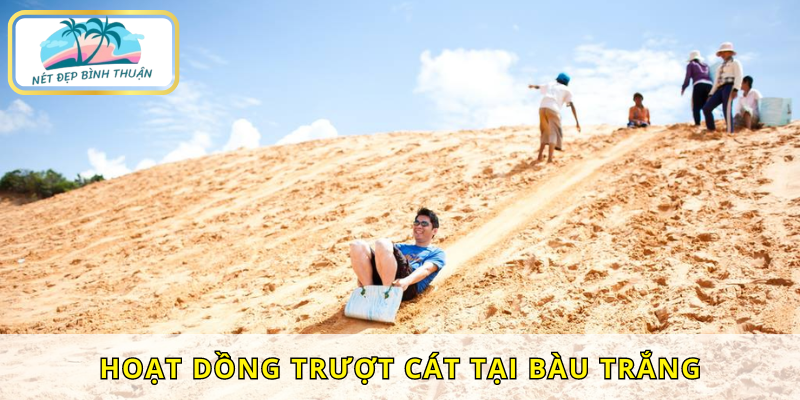 Trượt cát là hoạt động được nhiều du khách yêu thích