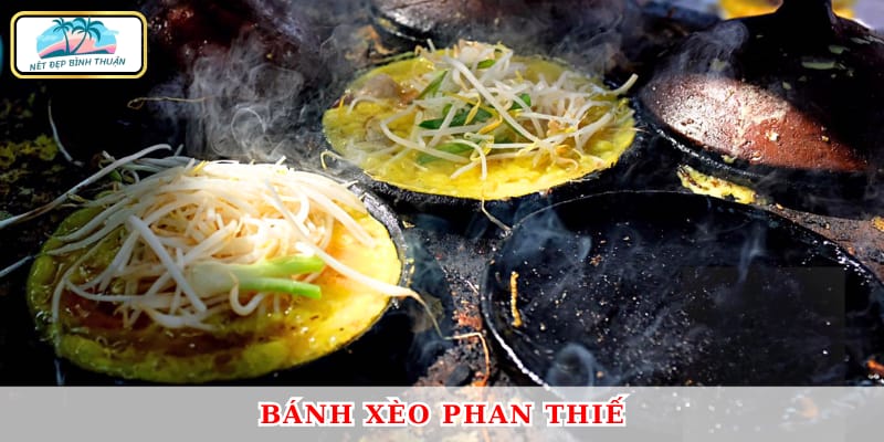 Bánh xèo giòn rụm, nhân hải sản tươi ngon, ăn kèm nước mắm chua ngọt