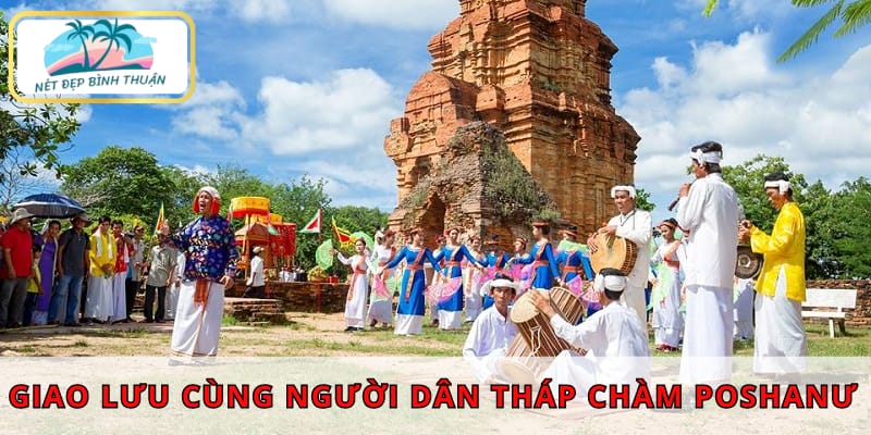 Giao lưu ở lễ hội cùng người dân tại Tháp Chàm Poshanư