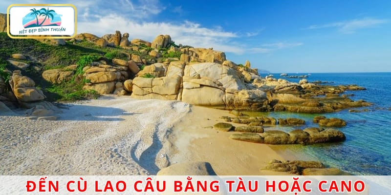 Di chuyển đến đảo bằng tàu gỗ hoặc ca nô