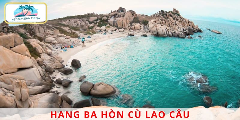 Ba tảng đá lớn tạo thành không gian kỳ bí, độc đáo của hang Ba Hòn