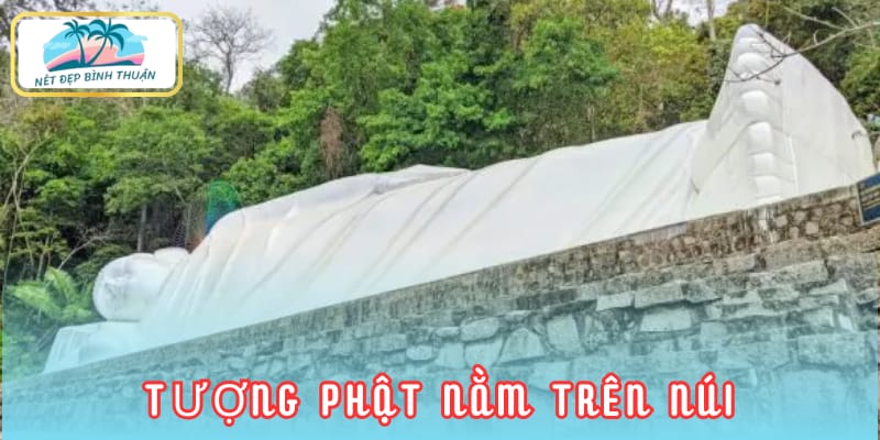 Tượng Phật nằm trên núi