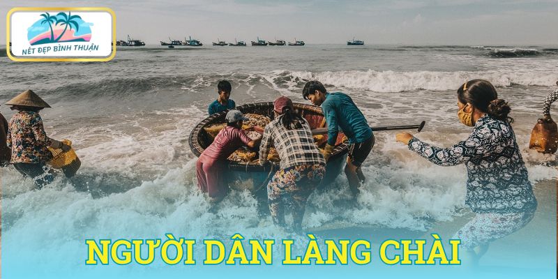 Người dân làng chài là nét đặc trưng nơi đây