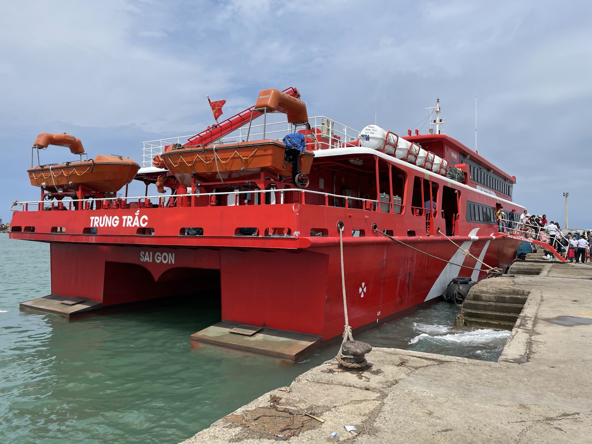 top-3-hang-tau-di-phu-quy-an-toan-nhat